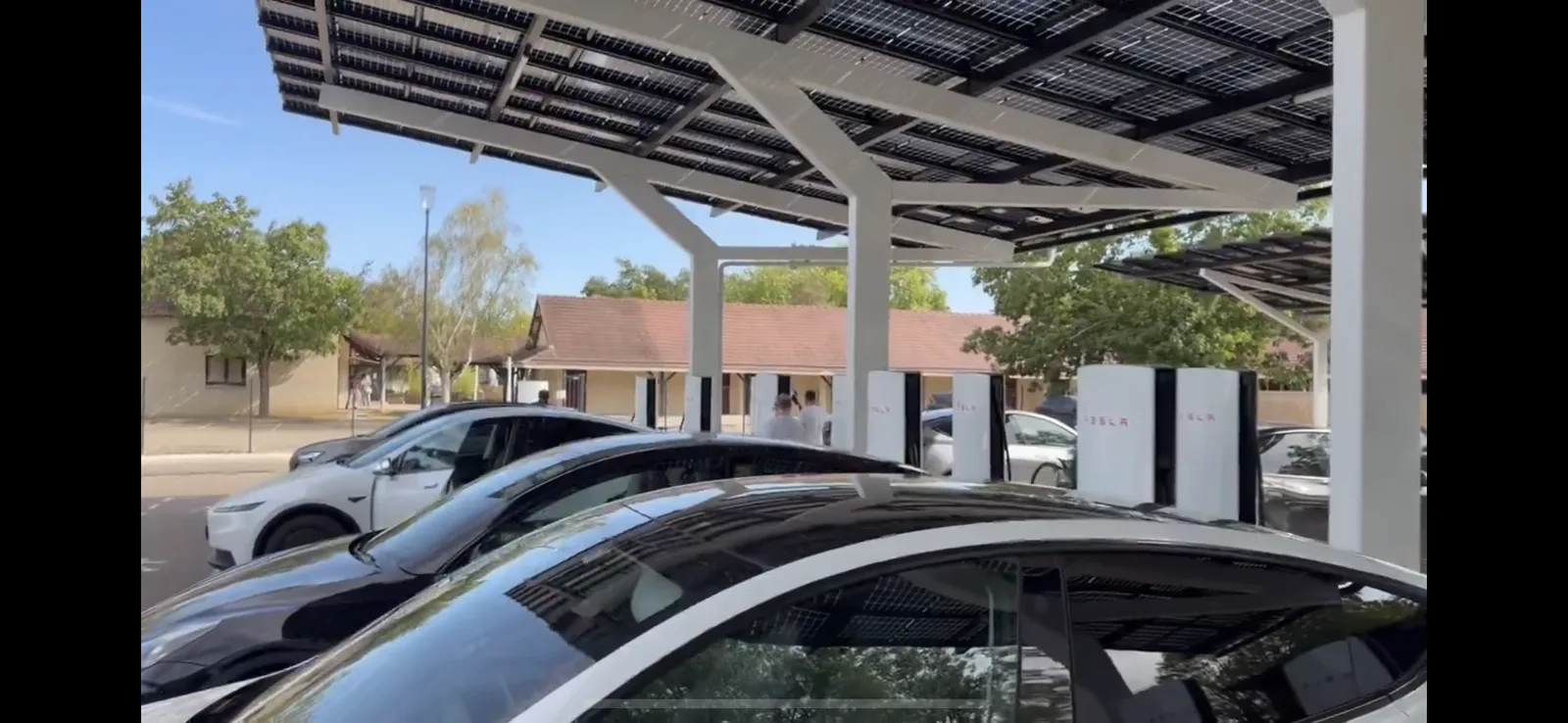 Tesla Supercharger-Station mit Solardach