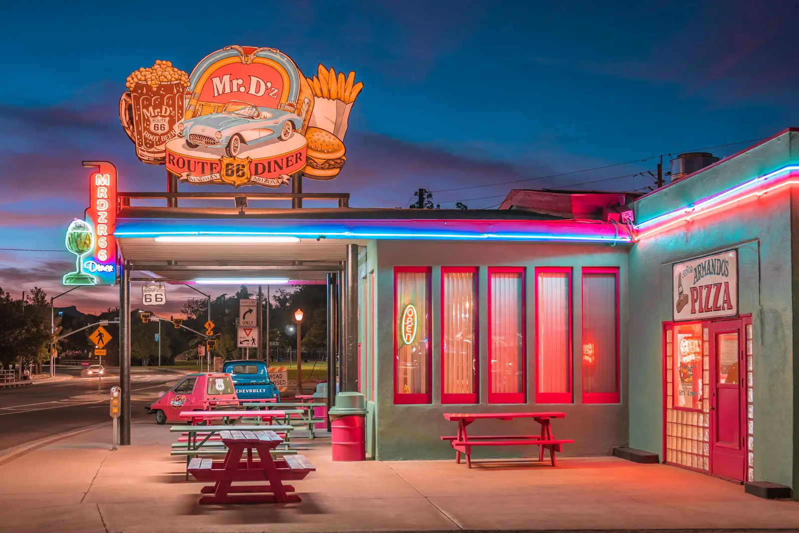 Neon-beleuchtetes Diner an der historischen Route 66 in der Dämmerung