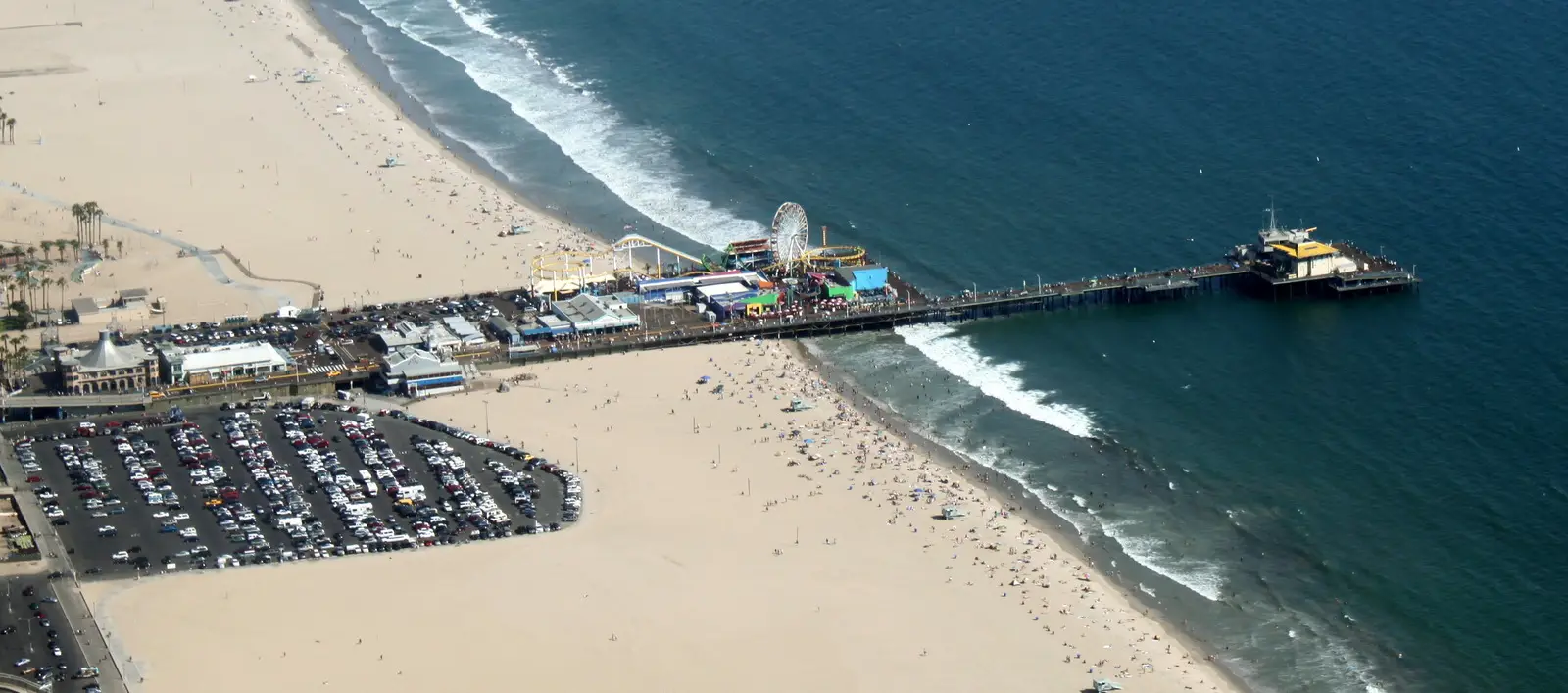 Der Santa Monica Pier und der Strand aus der Luft